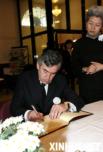 5月20日，在位于英国首都伦敦的中国驻英国大使馆，英国首相布朗在吊唁簿上留言，悼念中国四川汶川大地震遇难者。