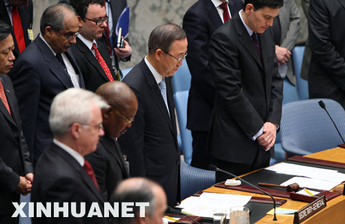 5月20日，在美国纽约联合国总部举行的联合国安理会会议上，联合国秘书长潘基文（中）与安理会成员集体默哀，对中国四川汶川大地震遇难者表示哀悼。