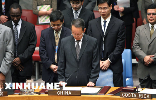 5月20日，在美国纽约联合国总部举行的联合国安理会会议上，中国常驻联合国代表王光亚（前中）与安理会成员集体默哀，对中国四川汶川大地震遇难者表示哀悼。