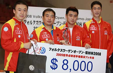Chinese men's team Ma Lin (L), Wang Hao (2nd, R) and Wang Liqin (R) pose with Chinese table tennis head coach Liu Guoliang at the gold medal presentation ceremonies in Japan in this May 24, 2008 file photo. [Xinhua]