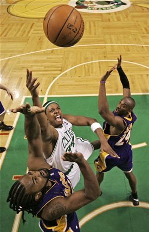 Boston Celtics' Paul Pierce (C) shoots over Los Angeles Lakers' Ronny Turiaf, front, from France, and Kobe Bryant during the second quarter of Game 6 of the NBA basketball finals yesterday, in Boston. (Photo: Shanghai Daily)