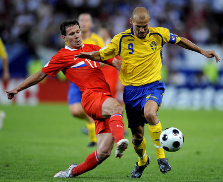 Sweden's Fredrik Ljungberg (R) vies with Russia's Konstantin Zyryanov during Euro 2008 Group D football match at Tivoli Neu stadium in Innsbruck, Austria, June 18, 2008. Russia won 2-0. 
