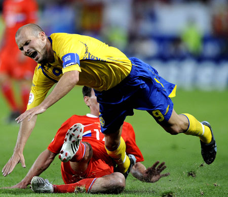 Sweden's Fredrik Ljungberg (Up) is stumbled by a Russian player during Euro 2008 Group D football match at Tivoli Neu stadium in Innsbruck, Austria, June 18, 2008. Russia won 2-0.