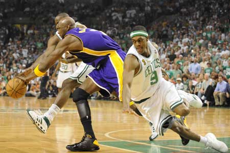  Boston Celtics Rajon Rondo (R) vies for the ball during Game 6 of the NBA Finals basketball championship against Los Angeles Laker in Boston，June 17, 2008. 