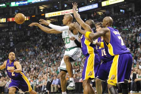 Boston Celtics Ray Allen (L2) passes the ball during Game 6 of the NBA Finals basketball championship against Los Angeles Laker in Boston，June 17, 2008.