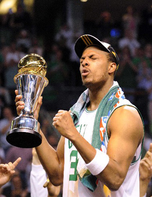 Boston Celtics' Paul Pierce, the finals MVP,holds the trophy after winning the NBA basketball championship with a 131-92 win over the Los Angeles Lakers on Tuesday, June 17, 2008, in Boston.(Xinhua Photo)