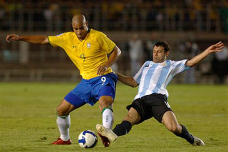 Brazil's Adriano, left, battles for the ball with Argentina's Javier Mascherano during a World Cup 2010 qualifying soccer match, in Belo Horizonte, Brazil, yesterday.