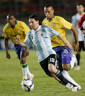 Argentina's Lionel Messi, center, fights for the ball with Brazil's Gilberto Silva during a World Cup 2010 qualifying soccer match, in Belo Horizonte, Brazil, yesterday.