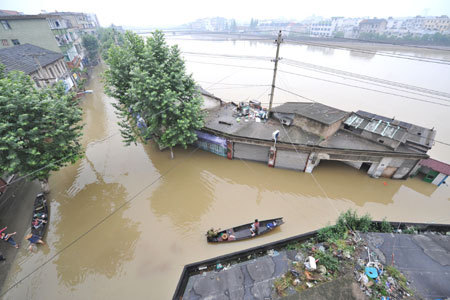 Residents row boats in flooded streets in Pingyao Town of Hangzhou City, east China&apos;s Zhejiang Province, June 18, 2008. More than 2,000 local residents have been evacuated from the flooded areas of Pingyao due to rising water level of Dongtiao Creek. Rainstorms and floods have hit the provinces of Zhejiang, Anhui, Jiangxi, Hubei, Hunan, Guangdong, Guizhou and Yunnan and the Guangxi Zhuang Autonomous Region since June 6.
