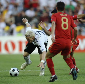 Germany's Bastian Schweinsteiger (L) breaks through the defense of Portuguese players during the quarterfinals at the Euro 2008 Championships in Basel, Switzerland, on June 19, 2008. 
