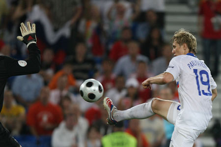 Russia's Roman Pavlyuchenko shoots during the quarterfinal against the Netherlands at the Euro 2008 Championships in Basel, Switzerland, on June 21, 2008. 