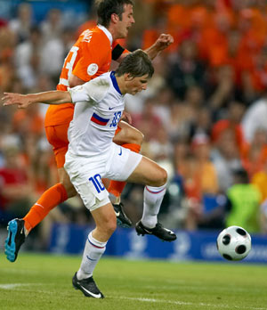 Russia's Andrei Arshavin (R) fights for the ball with a player of the Netherlands during a quarterfinal of the Euro 2008 Championships in Basel, Switzerland, on June 21, 2008. 