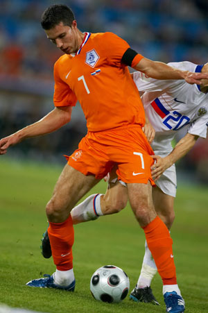  The Netherlands' Robin van Persie (Front) vies with a player of Russia during a quarterfinal at the Euro 2008 Championships in Basel, Switzerland, on June 21, 2008.