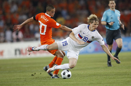 Russia's Roman Pavlyuchenko (R) is tackled by a player of the Netherlands during a quarterfinal at the Euro 2008 Championships in Basel, Switzerland, on June 21, 2008. 