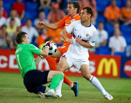 Russia's Igor Akinfeyev (L) catches the ball during a quarterfinal against the Netherlands at the Euro 2008 Championships in Basel, Switzerland, on June 21, 2008.