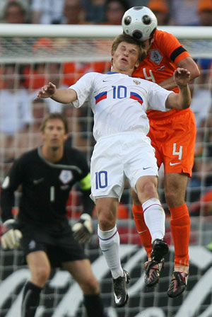 Russia's Andrei Arshavin (front) fights for the ball with the Netherlands' Joris Mathijsen in a quarterfinal of the Euro 2008 Championships in Basel, Switzerland, on June 21, 2008.