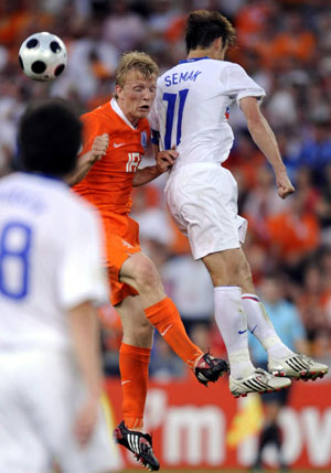 Russia's Sergei Sema (R) vies with the Netherlands' Dirk Kuyt in a quarterfinal at the Euro 2008 Championships in Basel, Switzerland, on June 21, 2008. 