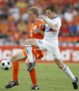 The Netherlands' Dirk Kuyt (L) challenges against Russia's Igor Semshov in a quarterfinal of the Euro 2008 Championships in Basel, Switzerland, on June 21, 2008. 