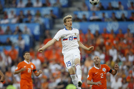Russia's Roman Pavlyuchenko (C) jumps for the ball during a quarterfinal against the Netherlands at the Euro 2008 Championships in Basel, Switzerland, on June 21, 2008.
