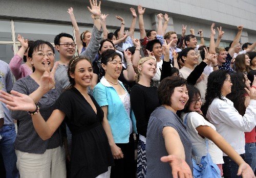 American volunteers and local Olympic homestay family members pose for group photos in Qingdao on Friday, June 20, 2008. [Photo: Xinhua]