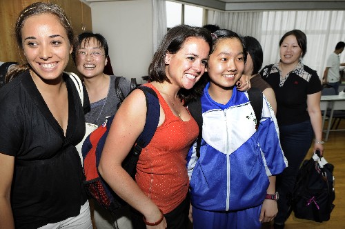 American volunteers receive warm welcome from the Chinese families when they arrived in Qingdao on Friday, June 20, 2008. [Photo: Xinhua]
