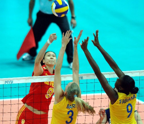 China wins over Brazil 3-2 to top Group B at the FIVB World Grand Prix preliminary round held in east China's port city of Ningbo on Sunday, June 22, 2008. [Photo: Xinhua]