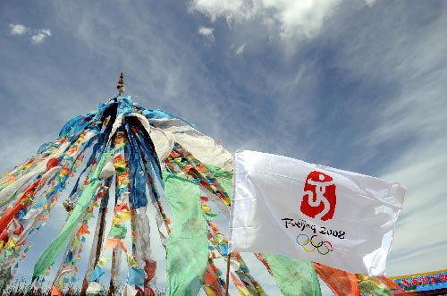 图文：奥运圣火将在青海湖传递 经幡与奥运旗帜