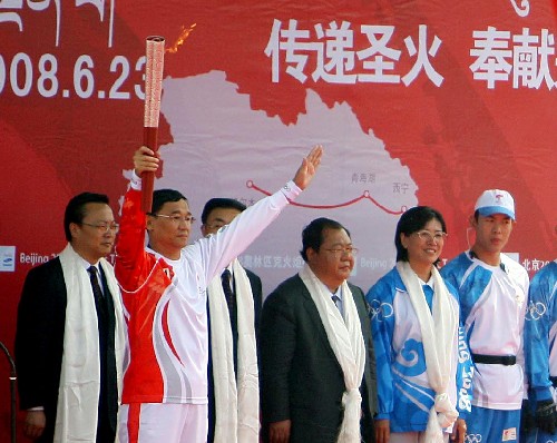 Surgeon Daga, the first torchbearer of the leg, displays the Olympic torch at the opening ceremony on Monday, June 23, 2008. [Photo: Xinhua]