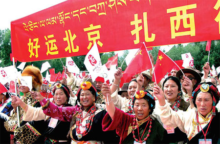 Lhasa residents welcome the Olympic torch on Saturday. 