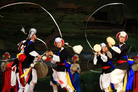 Actors of the National Center for Korean Traditional Performing Arts (NCKTPA) play traditional Korean dance on stage in Tianjin China Theatre in north China's Tianjin Municipality June 21, 2008. 