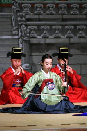 Actors of the National Center for Korean Traditional Performing Arts (NCKTPA) play traditional korean music on stage in Tianjin China Theatre in north China's Tianjin Municipality June 21, 2008. The NCKTPA is established for protecting and developing Korean traditional music and dance. 