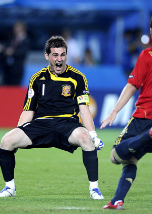  Spain's goalkeeper Iker Casillas (L) celebrates after their quarterfinal penalty shoot-out victory over Italy at the Euro 2008 Championships in Vienna, Austria, on June 22, 2008. 
