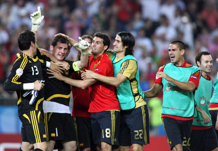 Spain's goalkeeper Iker Casillas (2nd L) celebrates with teammates their quarterfinal penalty shoot-out victory over Italy at the Euro 2008 Championships in Vienna, Austria, on June 22, 2008. Spain won 4-2. 