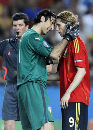Italy's goalkeeper Gianluigi Buffon (C) talks with Spain's Fernando Torres (R) during the quarterfinal at the Euro 2008 Championships in Vienna, Austria, on June 22, 2008. 