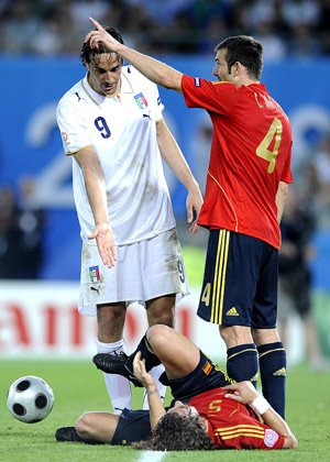  Spain's Carlos Marchena (R) argues with Italy's Luca Toni (L) during the quarterfinal at the Euro 2008 Championships in Vienna, Austria, on June 22, 2008. 