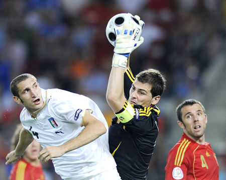 Spain's goalkeeper Iker Casillas (2nd R) grabs the ball during the quarterfinal between Spain and Italy at the Euro 2008 Championships in Vienna, Austria, on June 22, 2008. 
