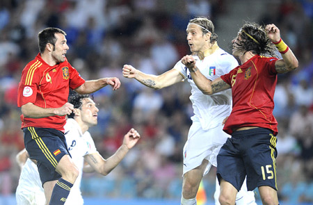 Spain's Sergio Ramos (1st R) and teammate Carlos Marchena (1st L) vie with players of Italy during the quarterfinal at the Euro 2008 Championships in Vienna, Austria, on June 22, 2008. 