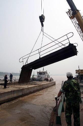 Workers remove the Luokou floating bridge over Yellow River in Jinan, east China's Shandong Province on June 22. [Photo: Xinhua]