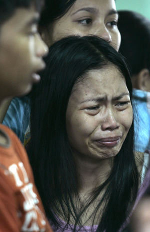 A relative of a ferry passenger cries as she awaits the latest news inside the office of Sulpicio Lines in the port area of Cebu city, central Philippines June 22, 2008. [Photo: Xinhua/Reuters]