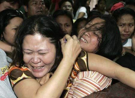 A relative of a ferry passenger cries as she awaits the latest news inside the office of Sulpicio Lines in the port area of Cebu city, central Philippines June 22, 2008. [Photo: Xinhua/Reuters