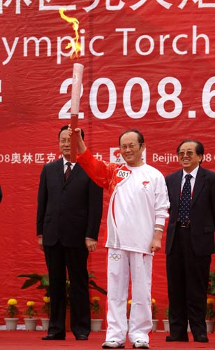 Photo: First torchbearer Wu Tianyi carries Olympic torch
