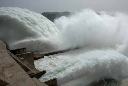 Photo taken on June 23, 2008 shows cataract water gushing from the Xiaolangdi Reservoir on the Yellow River in central China’s Henan Province. An on-going operation works by discharging water from three reservoirs -- Wanjiazhai, Sanmenxia and Xiaolangdi -- to clear up the sediment in the river. 