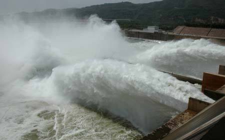 Photo taken on June 23, 2008 shows cataract water gushing from the Xiaolangdi Reservoir on the Yellow River in central China’s Henan Province. An on-going operation works by discharging water from three reservoirs -- Wanjiazhai, Sanmenxia and Xiaolangdi -- to clear up the sediment in the river. 