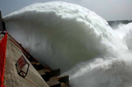 Photo taken on June 23, 2008 shows cataract water gushing from the Xiaolangdi Reservoir on the Yellow River in central China’s Henan Province. An on-going operation works by discharging water from three reservoirs -- Wanjiazhai, Sanmenxia and Xiaolangdi -- to clear up the sediment in the river. 