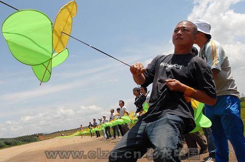 Assistants fly the world's longest kite in Shilin Airport in Kunming, capital of Southwest China's Yunnan Province, on Monday, June 23, 2008. 