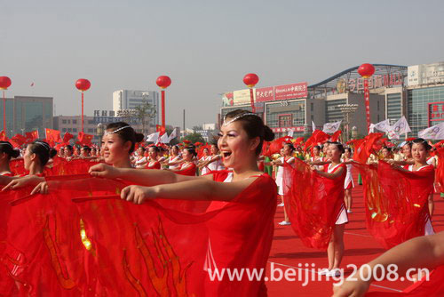Photo: Women dance to greet Olympic torch