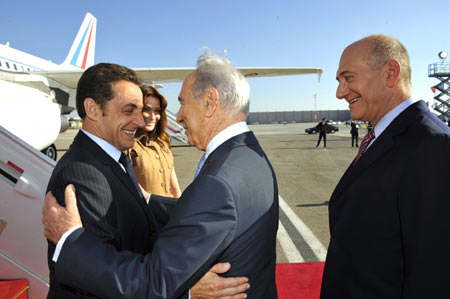 An officer of Israel Border Guard shot himself dead on Tuesday during a farewell ceremony held in honor of French President Nicolas Sarkozy in Ben-Gurion International Airport.