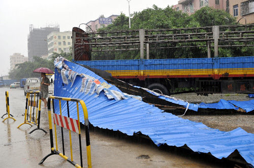 Tropical storm Fengshen hit the southeast coast of China early on Wednesday, bringing about heavy rains and strong winds. 