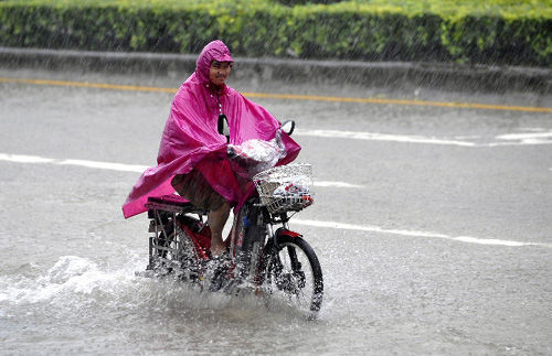 Tropical storm Fengshen hit the southeast coast of China early on Wednesday, bringing about heavy rains and strong winds. 