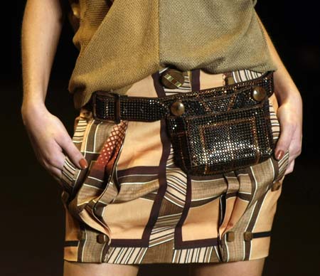 A model displays a creation from the Animale Spring/Summer collection during Sao Paulo fashion week June 19, 2008. (Xinhua/Reuters Photo)